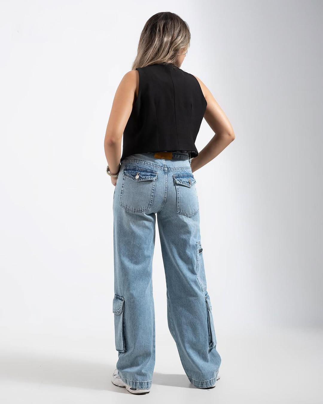 Cargo jeans with pockets in light blue