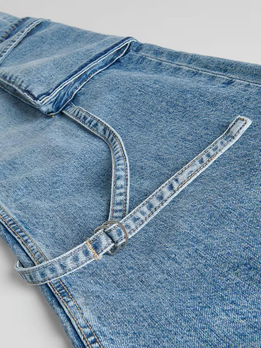 Cargo jeans with pockets in light blue.