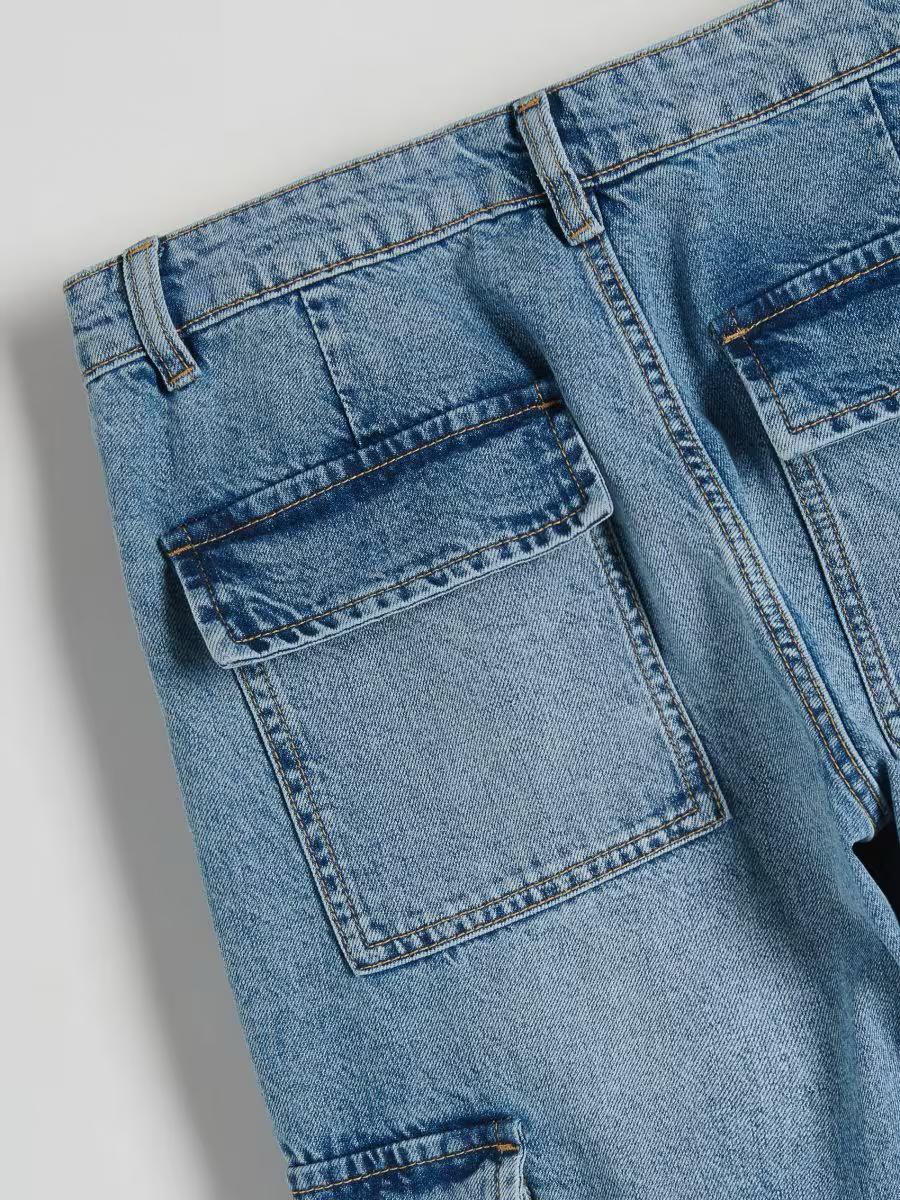 Cargo jeans with pockets in light blue.